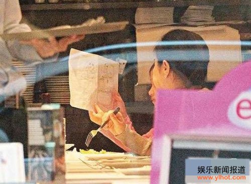 女儿向关咏荷展示画作