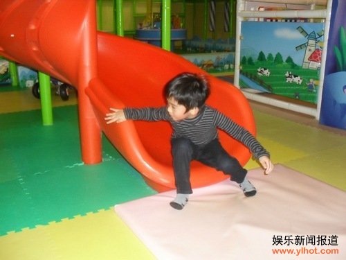 Lucas尽情玩耍
